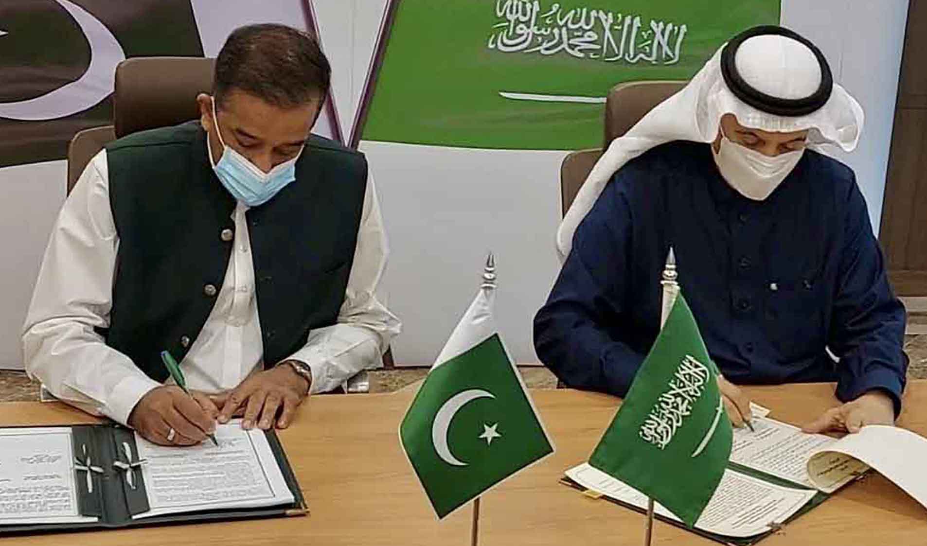 Pakistani prime minister’s advisor on climate change, Malik Amin Aslam, left, and Saudi environment minister Abdulrahman bin Abdulmohsen Al-Fadhli signing an MoU in Riyadh, Saudi Arabia on February 9, 2022. (Photo courtesy: @aminattock/Twitter)
