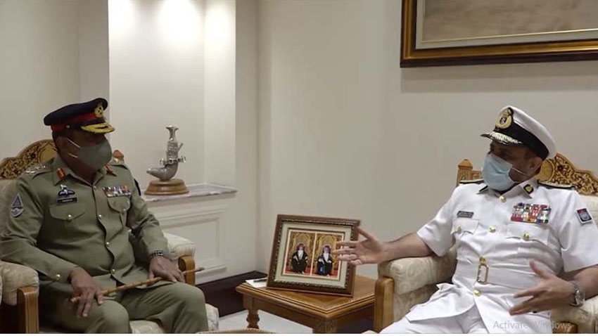 Pakistan’s Chairman Joint Chiefs of Staff Committee (JCSC) General Nadeem Raza (L) in meeting with senior Omani military official during his visit to the Gulf country. (Photo courtesy: Radio Pakistan)