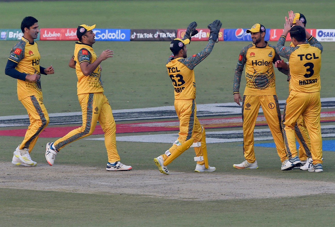 Peshawar Zalmi's players celebrates after the dismissal of Karachi Kings' Sharjeel Khan (unseen) during the Pakistan Super League Twenty20 cricket match in Lahore on February 13, 2022. (AFP)