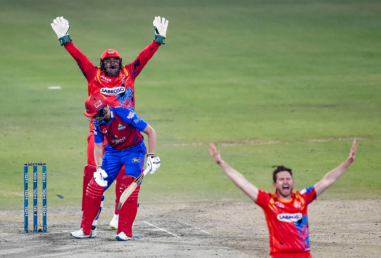 Islamabad United's wicketkeeper Azam Khan (C back) celebrates after the dismissal of Karachi Kings' Joe Clarke (L) during the PSL T20 cricket match between Karachi Kings and Islamabad United in Lahore on February 14, 2022. (AFP)
