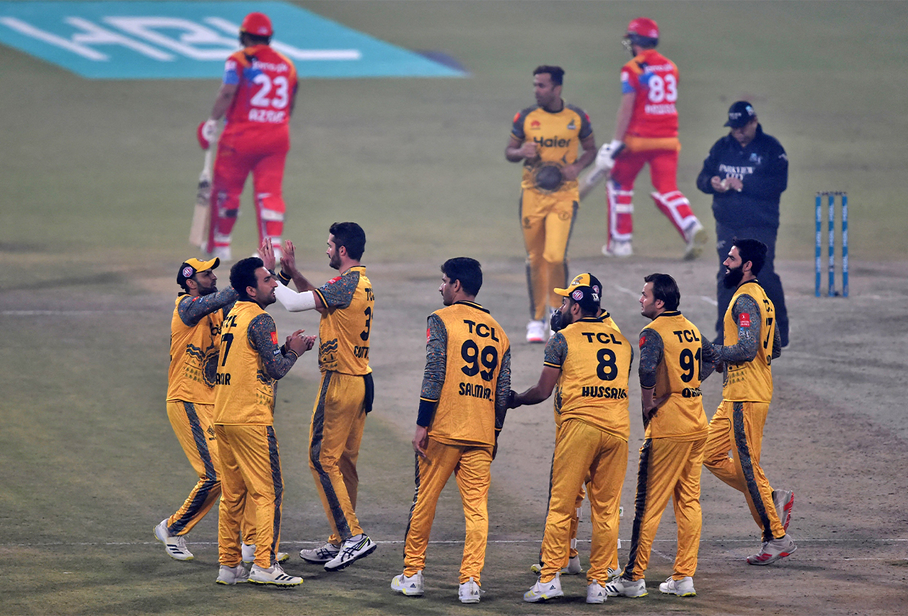 Peshawar Zalmi's players elebrate after the dismissal of Islamabad United's Liam Dawson (top 2nd R) during PSL cricket match between Islamabad United and Peshawar Zalmi in Lahore, Pakistan, on February 17, 2022. (AFP)