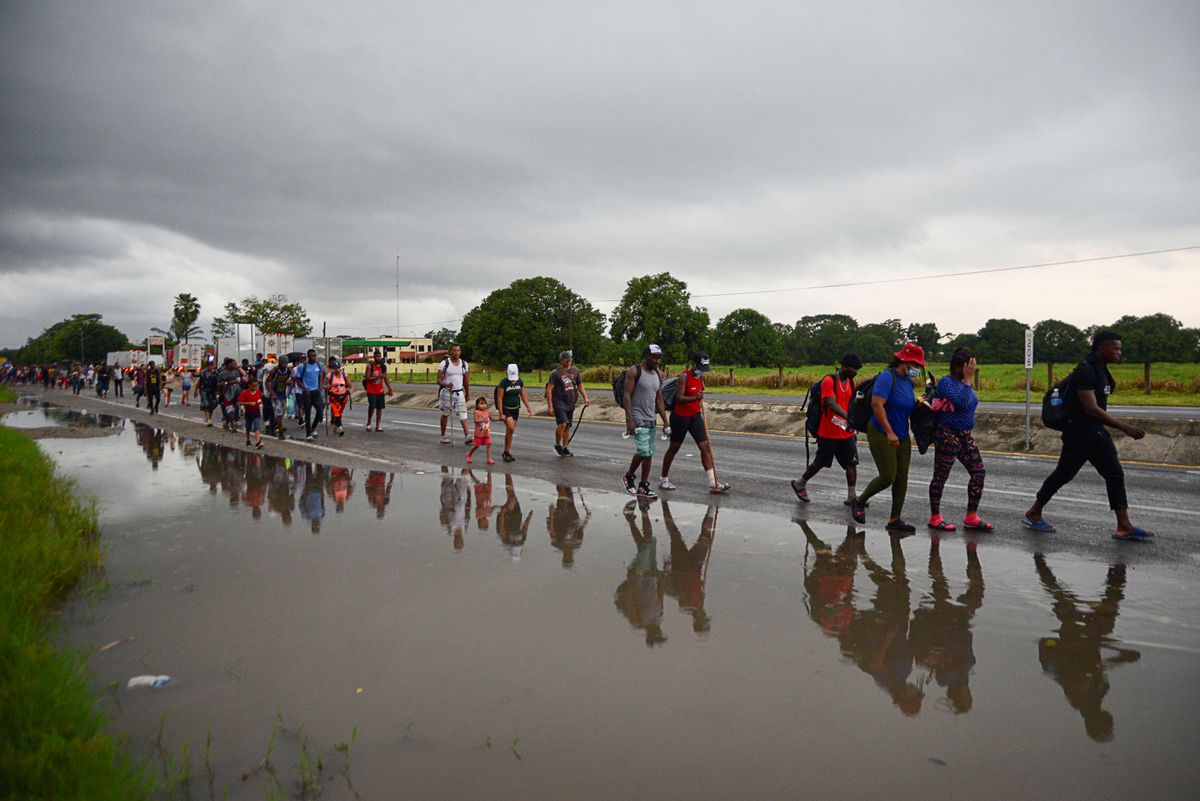 Migrants and asylum seekers from Central America and the Caribbean walk in a caravan headed to the Mexican capital to apply for asylum and refugee status, on a highway in Escuintla, in Chiapas state, Mexico August 31, 2021. (REUTERS)