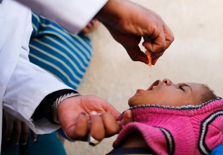 A boy receives polio vaccination drops during a house-to-house vaccination campaign in Sanaa, Yemen February 20, 2017. (REUTERS)