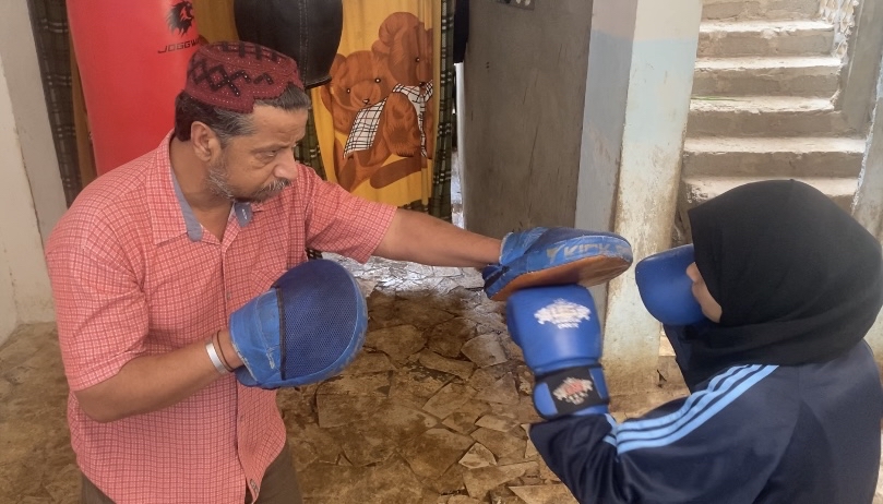 Nimra, a professional fighter in the atomweight category, trains with her father in Karachi, Pakistan on February 16, 2022. (AN Photo)