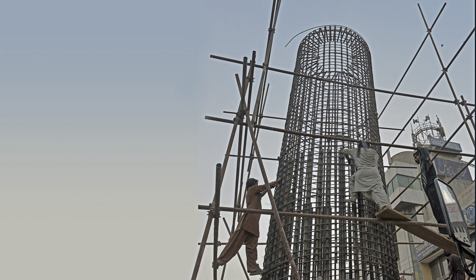 Pakistani laborers work on a building site in Lahore on May 13, 2016. (AFP/File)