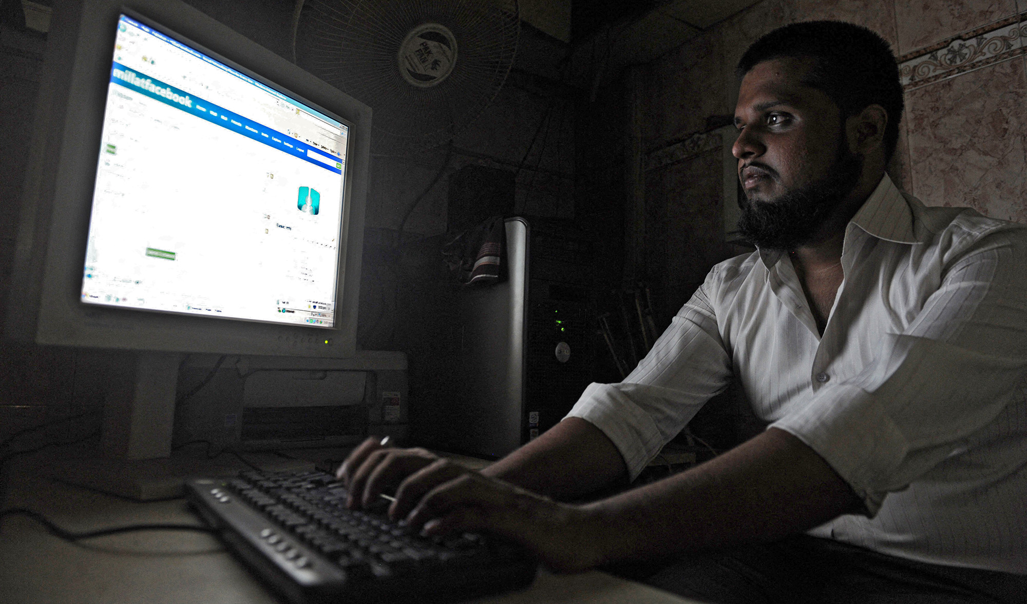 A man browses the internet at a cafe in Karachi, Pakistan, on May 31, 2010. (AFP/File)