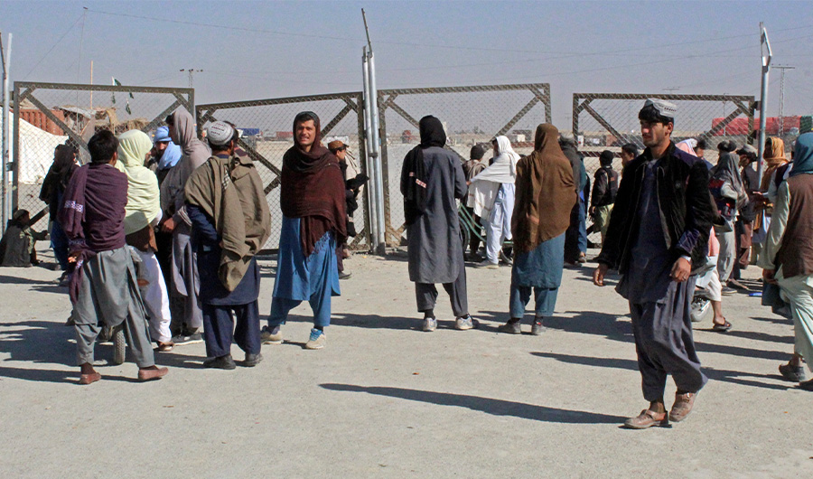 Pakistan's traders and Afghan nationals gather at the Pakistan-Afghan border in Chaman on February 26, 2022. (AFP)