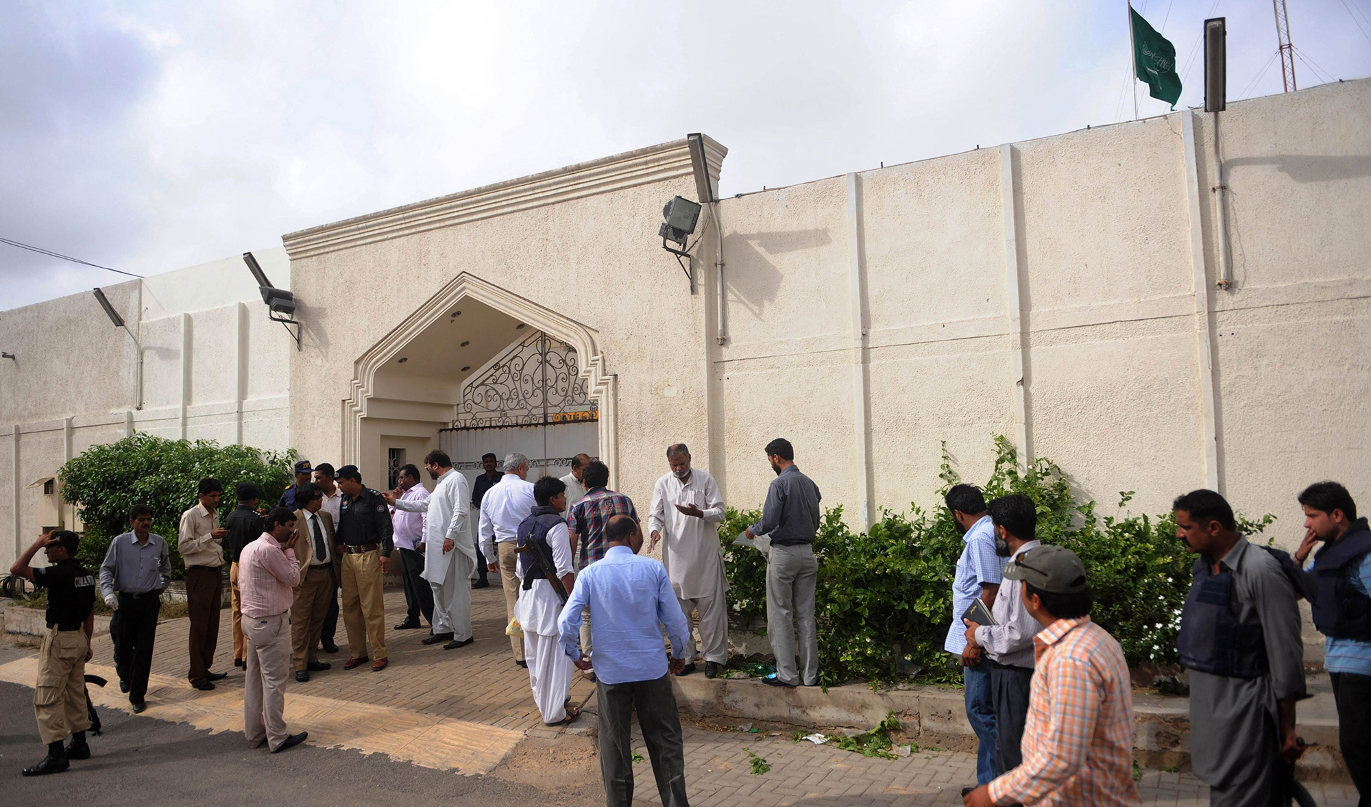 Pakistani security officials gather outside the Saudi consulate in Pakistan's port city of Karachi on May 11, 2011, following a grenade attack. (AFP/File)