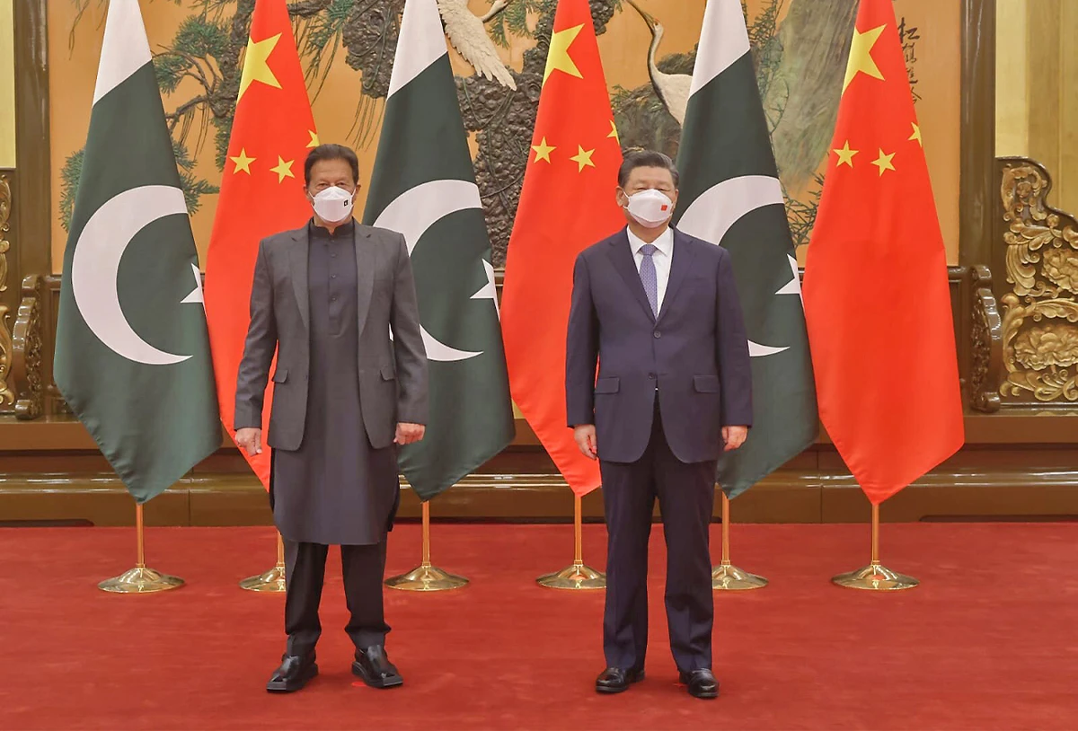 Pakistan Prime Minister Imran Khan (left) meets Chinese President Xi Jinping in Beijing, China, on February 6, 2022. (Foreign Office)