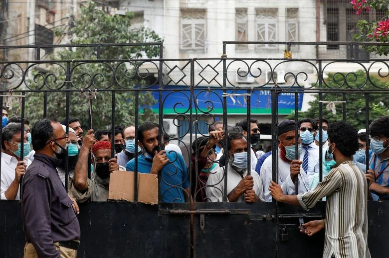 Residents gather to receive a dose of coronavirus disease (COVID-19) vaccine, after government warned of penalties for the unvaccinated, outside a vaccination facility in Karachi, Pakistan August 4, 2021. (REUTERS)