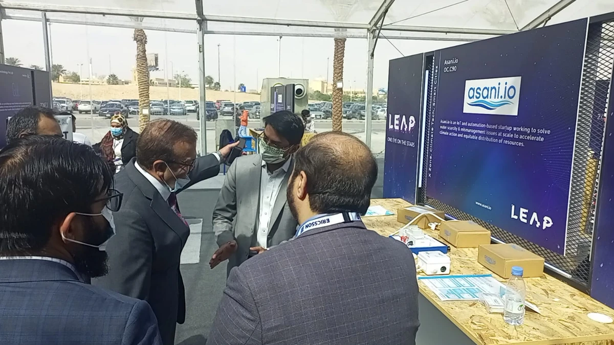 Ansab Naqvi, founder of Asani.io, (R) explains the features of his products to Pakistan‘s ambassador to Saudi Arabia, Lt General (retired) Bilal Akbar, at LEAP exhibition in Riyadh on February 1, 2022. (Photo courtesy: Ansab Naqvi)