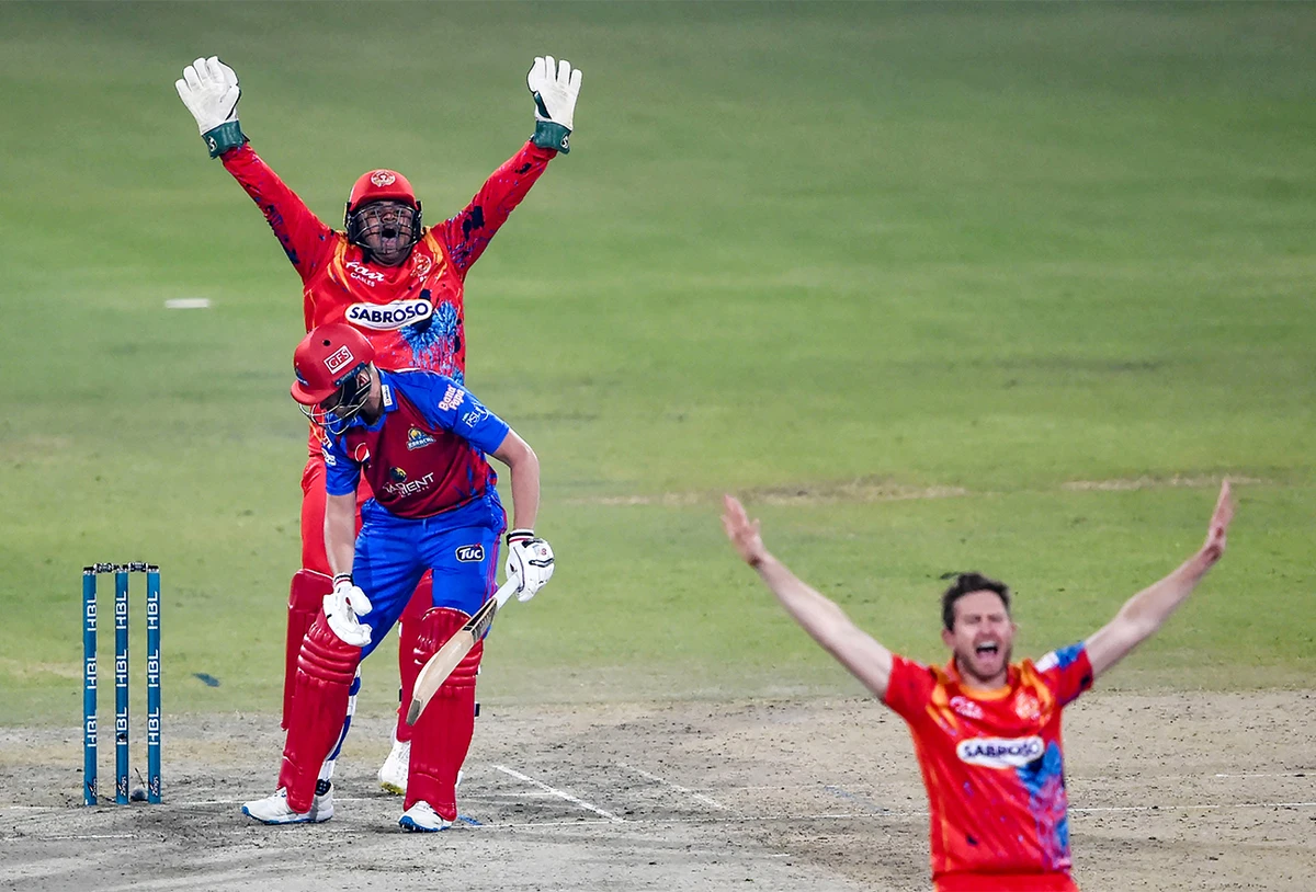 Islamabad United's wicketkeeper Azam Khan (C back) celebrates after the dismissal of Karachi Kings' Joe Clarke (L) during the PSL T20 cricket match between Karachi Kings and Islamabad United in Lahore on February 14, 2022. (AFP)