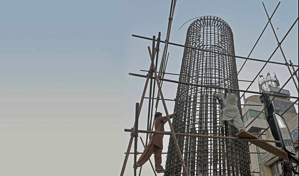Pakistani laborers work on a building site in Lahore on May 13, 2016. (AFP/File)