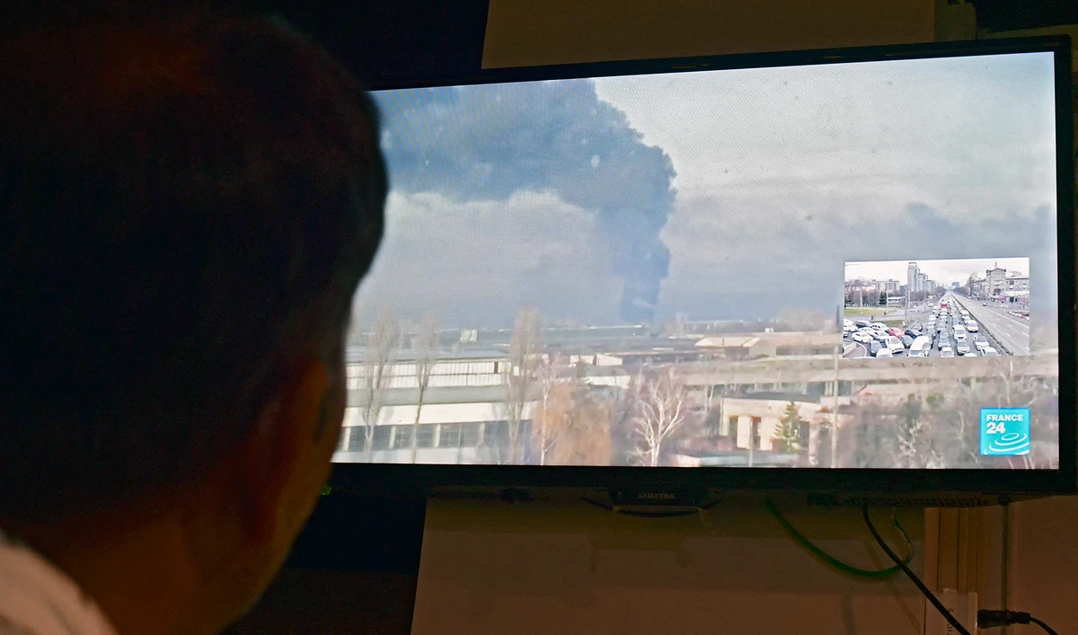 A man watches television showing a coverage of the conflict between Russia and Ukraine in Karachi, Pakistan, on February 24, 2022. (AFP)