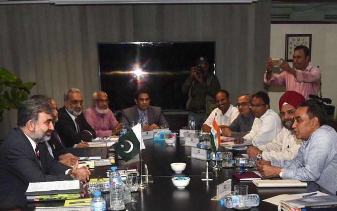 Pakistan's Commissioner for Indus Waters Syed Muhammad Mehar Ali Shah (L) talks with Indian Indus Water Commissioner Pradeep Kumar Saxena (R) during a meeting to discuss the Indus Waters Treaty, Lahore, Aug. 29, 2018. (AFP/FILE)