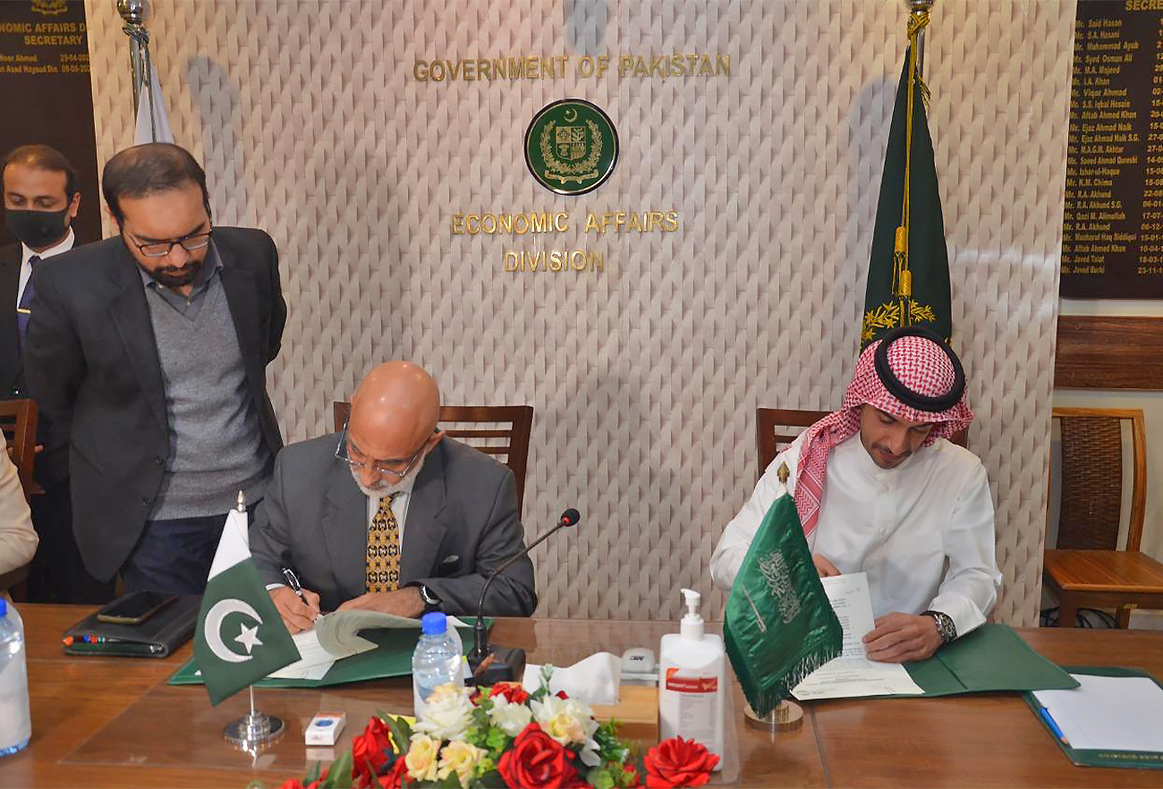 Official from Pakistan's economic affairs ministry (2L) and official from Saudi Fund for Development (right) sign debt service suspension agreements in Islamabad, Pakistan, on March 3, 2022. (Saudi Fund for Development)