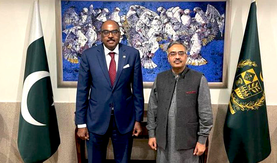 Pakistan’s foreign secretary Sohail Mahmood (R) and Organization of Islamic Cooperation’s (OIC) special envoy Tarig Ali Bakheet (L) poses for a photo in Islamabad on Mar 4, 2022. (APP)