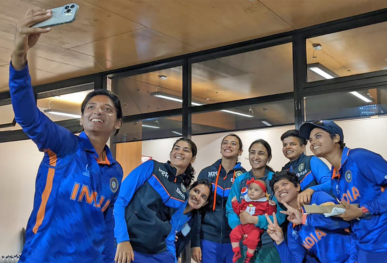 Indian women cricket team players take a selfie with Pakistani captain Bisma Maroof (in green) and her daughter in New Zealand on March 6, 2022. (Social media)