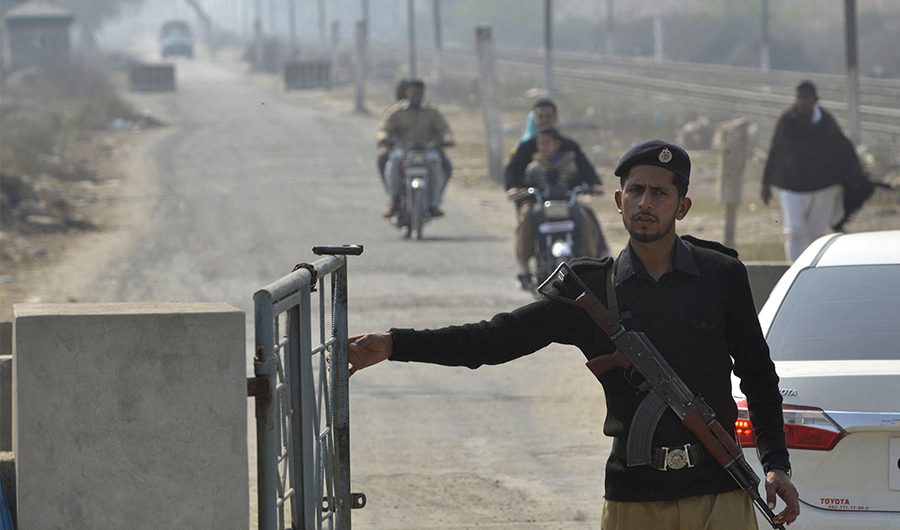 A Pakistani policeman stands guard outside the check pint of Kot Lakhpat Jail in Lahore on February 10, 2018. (AFP/FILE)