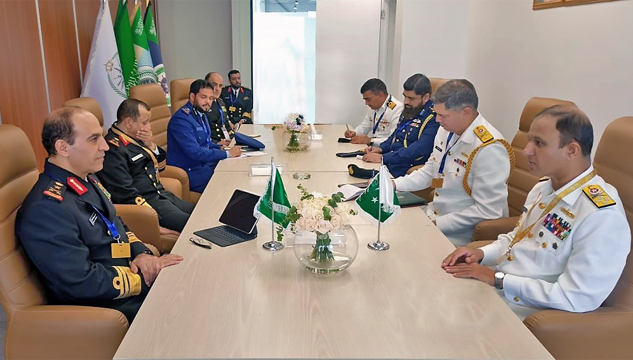 Pakistan’s Chief of Naval Staff (CNS) Admiral Amjad Khan Niazi (first from R) during meeting with Saudi dignitaries in Saudi Arabia. (Photo courtesy: Pakistan Navy)