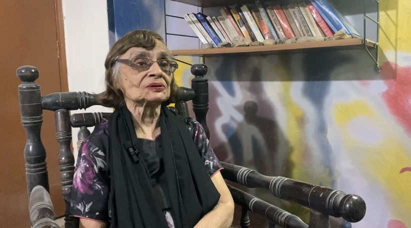 Shahida Kazi, Pakistan's first female reporter, gives an exclusive interview to Arab News in Karachi, Pakistan, on March 9, 2022. (AN photo)