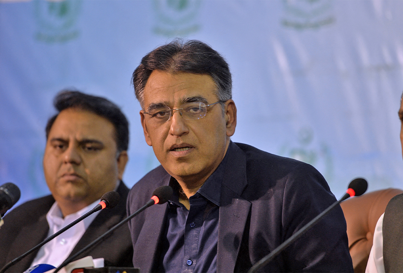 Pakistan's minister Asad Umar (right) speaks during a news conference in Islamabad, Pakistan, on October 25, 2018. (AFp/File)