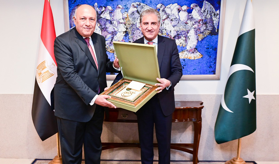 Pakistan's foreign minister Shah Mahmood Qureshi (R) poses with his Egyptian counterpart Sameh Hassan Shoukry (L) in Islamabad on March 20, 2022. (Pakistan Foreign Office)