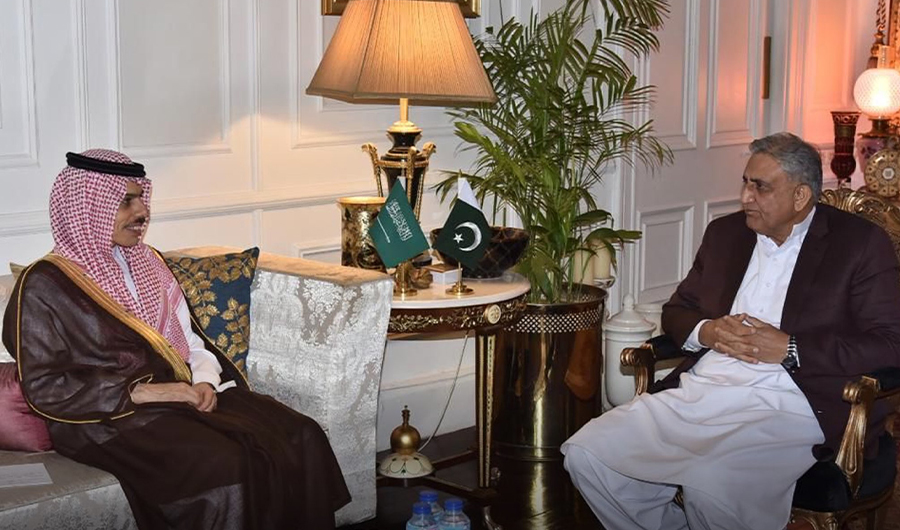 Saudi Foreign Minister Prince Faisal Bin Farhan Al-Saud (L) meets Pakistan Army Chief General Qamar Javed Bajwa (R) in Islamabad on March 22, 2022. (Saudi Foreign Ministry)