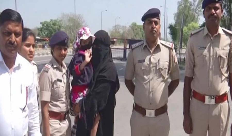 Pakistani woman Sameera Abdul Rahman (3rd from R) stands with Indian officials upon her release from Indian jail on March 27, 2022. (Photo courtesy: local media)