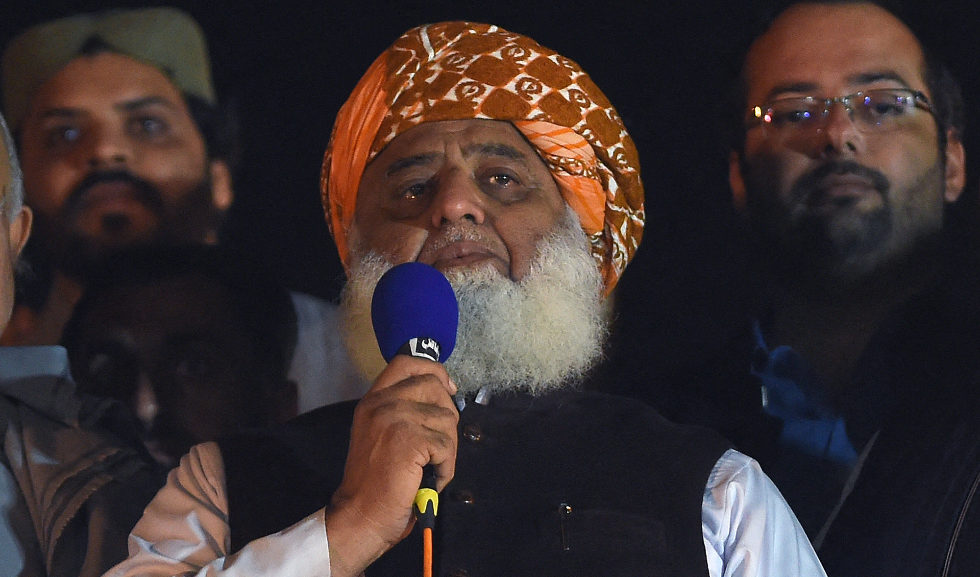 Islamic political party Jamiat Ulema-e-Islam (JUI) leader Maulana Fazlur Rehman (C) delivers a speech during an anti-government "Azadi (Freedom) March" in Islamabad on November 3, 2019. (AFP/File)