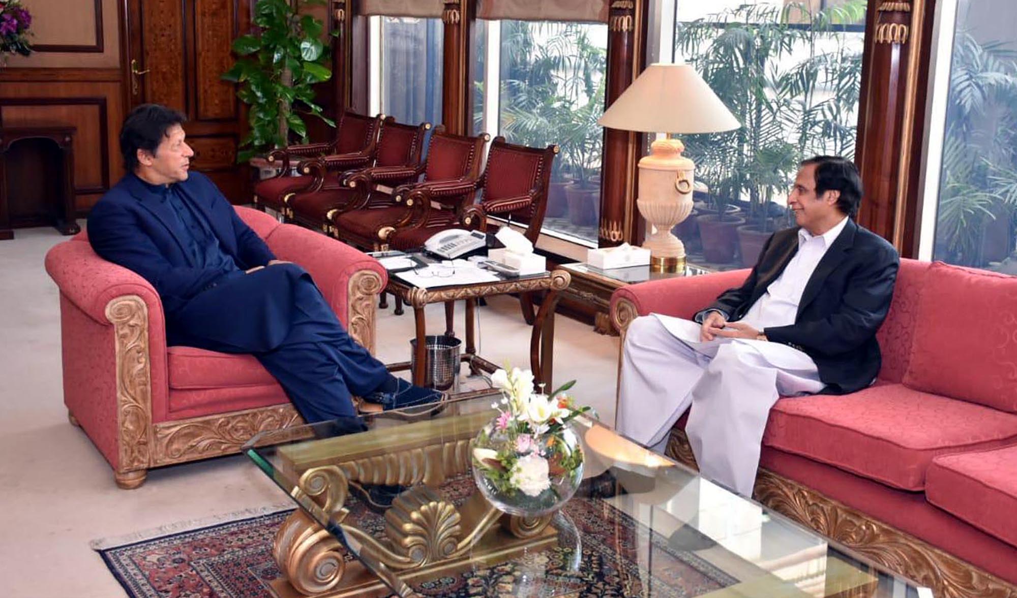 Punjab Assembly Speaker Pervez Elahi, right, calls on Pakistan Prime Minister Imran Khan at PM office in Islamabad on March 28, 2019. (PID/File)