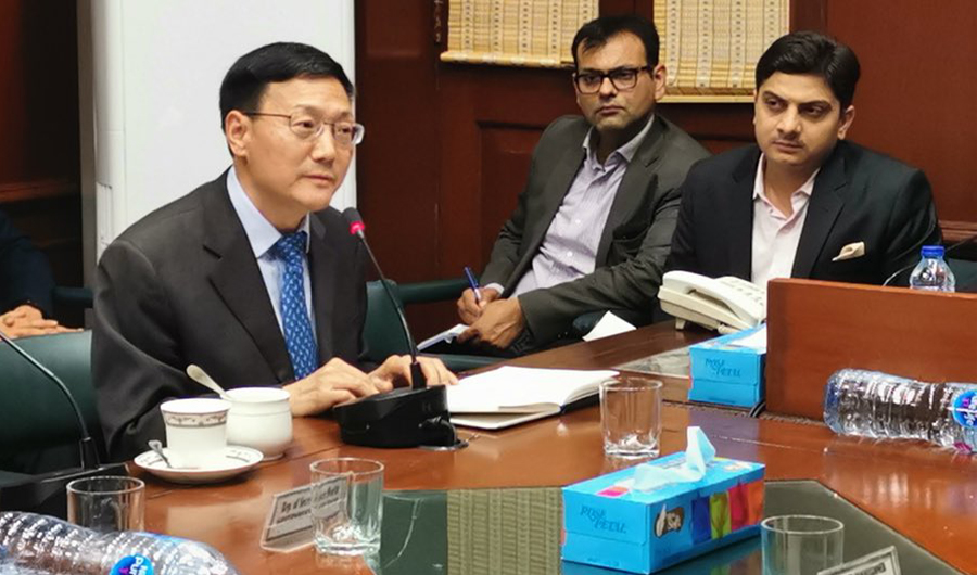 In this file photo, Li Bijian, Consul General of China in Karachi (L) attends an event hosted by Commissioner Karachi in Jan 2020. (Li Bijan Twitter/FILE)