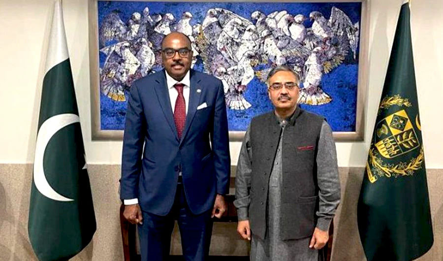 Pakistan’s foreign secretary Sohail Mahmood (R) and Organization of Islamic Cooperation’s (OIC) special envoy Tarig Ali Bakheet (L) poses for a photo in Islamabad on Mar 4, 2022. (APP)