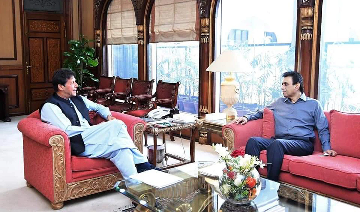 Khalid Maqbool Siddiqui, right, calls on Prime Minister Imran Khan in Islamabad, Pakistan, on May 17, 2019. (Photo courtesy: @PTIOfficialMTN/Twitter)