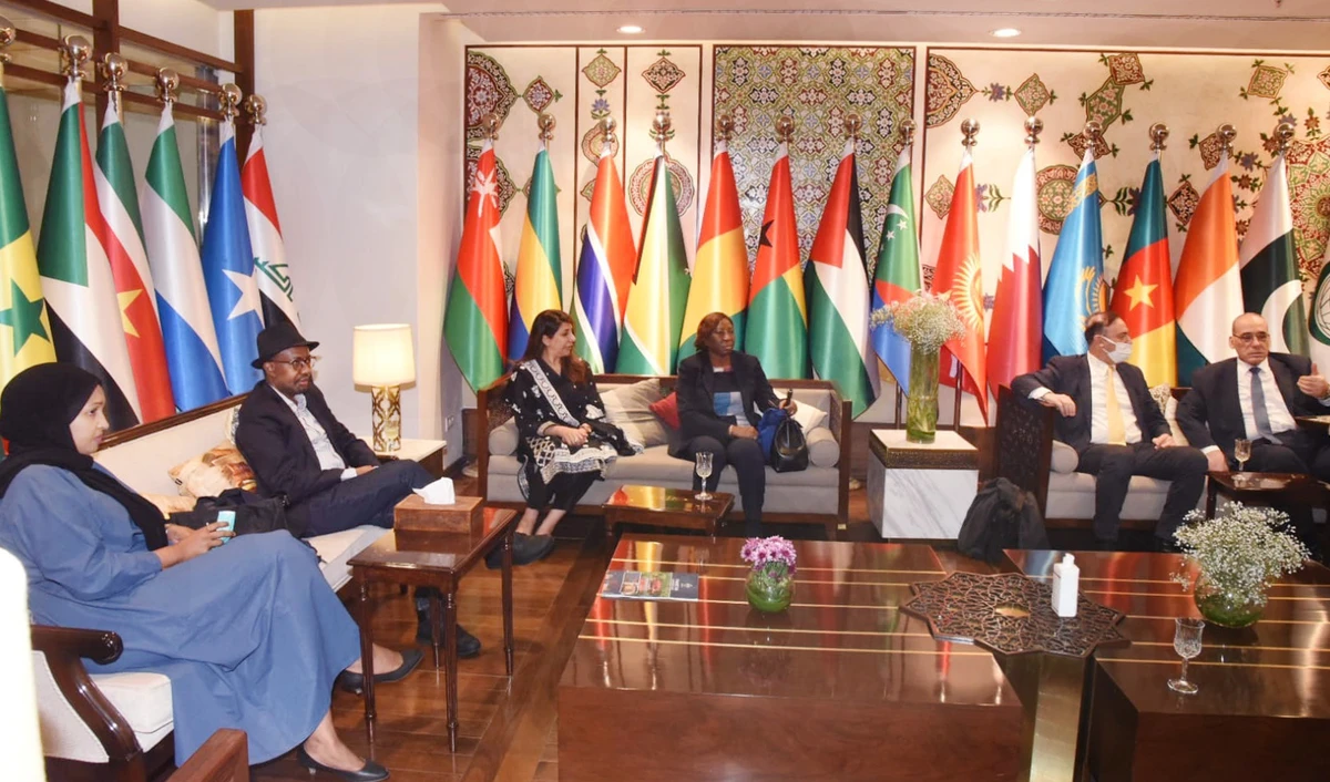 Foreign Minister of Niger, Hassoumi Massoutou (2nd from L), Foreign Minister of Cote d’ Ivoire, Kandia Camara Nee Kamissoko (3rd from R), and Deputy Foreign Minister Azerbaijan Elnur Mammadov (R) are seen together in Islamabad, March 21, 2022. (PID)