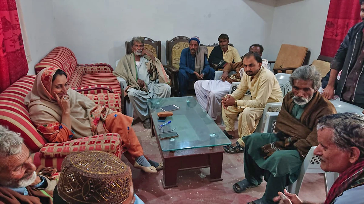 Heer Ismail Soho (left), a lawmaker at the provincial assembly of Sindh, chairs a public gathering in her constituency, Sujawal, Pakistan, on January 8, 2022. (@HeerSoho/Twitter)