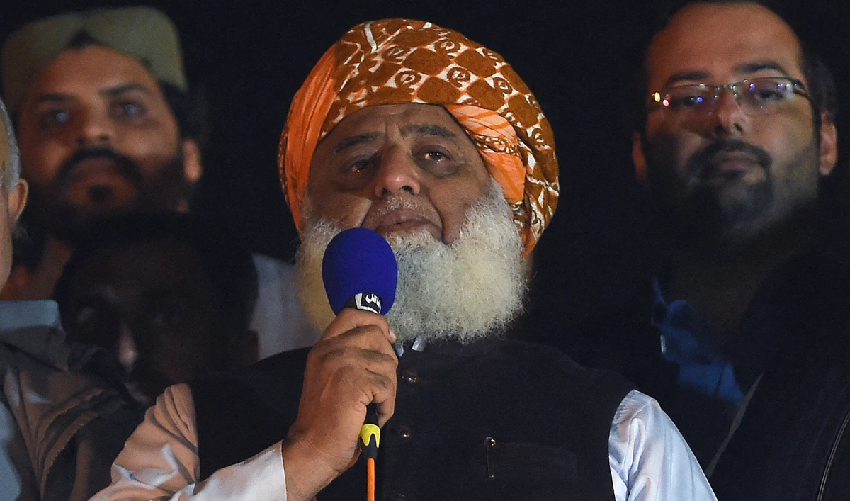 Islamic political party Jamiat Ulema-e-Islam (JUI) leader Maulana Fazlur Rehman (C) delivers a speech during an anti-government "Azadi (Freedom) March" in Islamabad on November 3, 2019. (AFP/File)