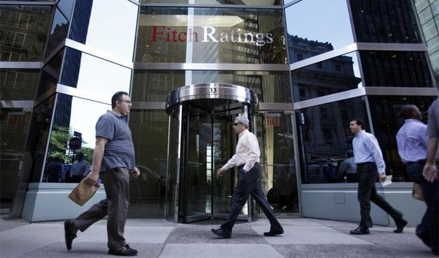 People walk past the entrance to the Fitch Ratings corporate building in New York, May 7, 2010. (REUTERS/FILE)