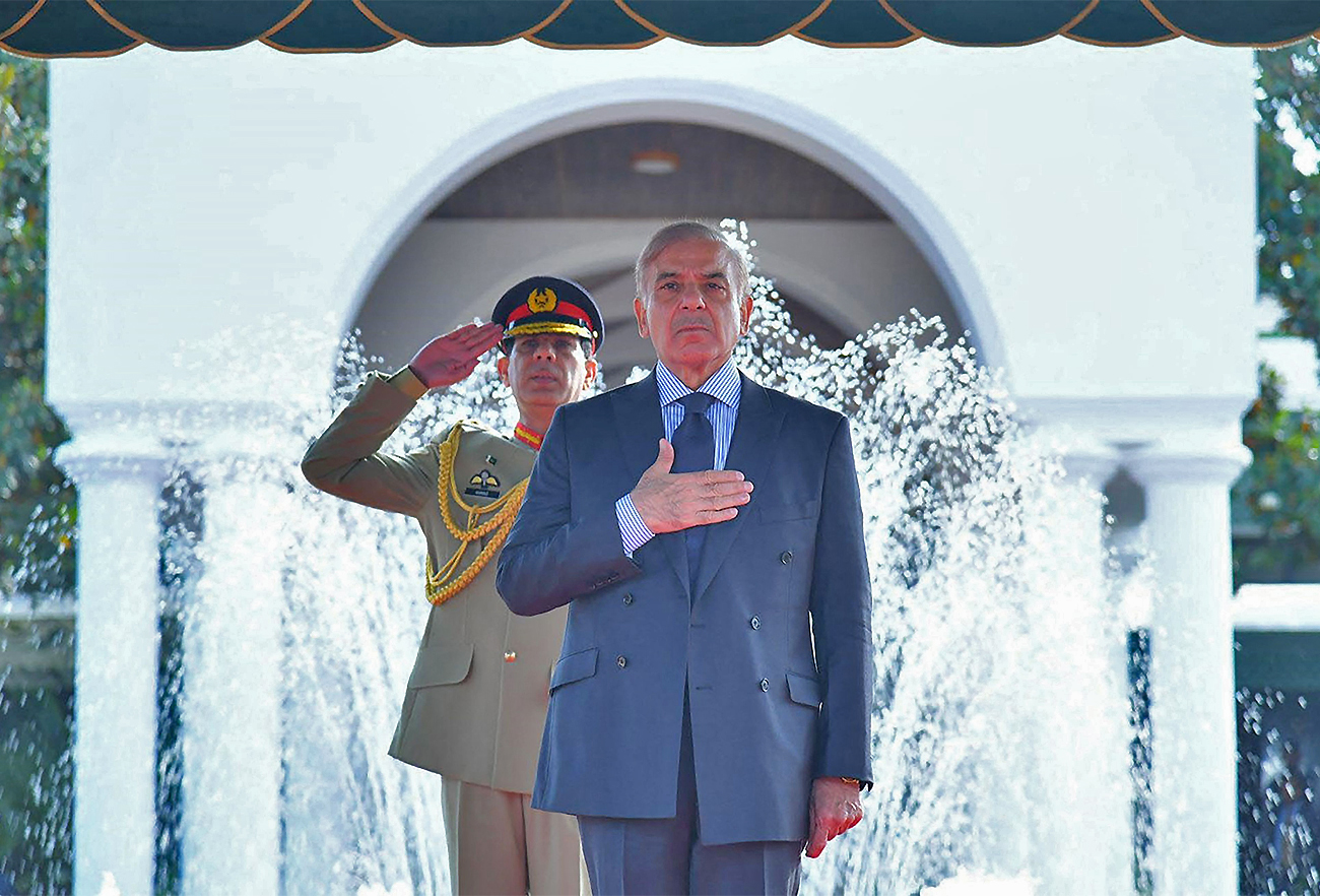 Newly Pakistani Prime Minister Shehbaz Sharif receives guard of honor on his arrival in the PM House during a ceremony in Islamabad, Pakistan, on April 12, 2022. (PID)