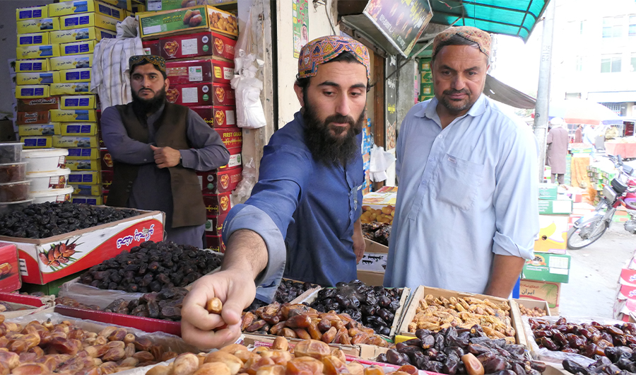 A local vendor at a date market shows different varieties of the fruit to customers at his shop in Quetta, Pakistan, on April 10, 2022. (AN Photo)