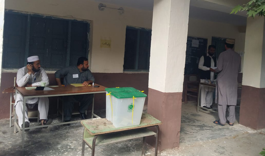 A man casts his vote for a National Assembly seat in Hangu, Pakistan on April 17, 2022. (Election Commission of Pakistan)