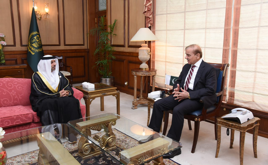 Pakistani Prime Minister Shehbaz Sharif (R) speaks to UAE Ambassador Hamad Obaid Al-Zaabi (L) in Islamabad on April 19, 2022. (Pakistan Prime Minister Office)