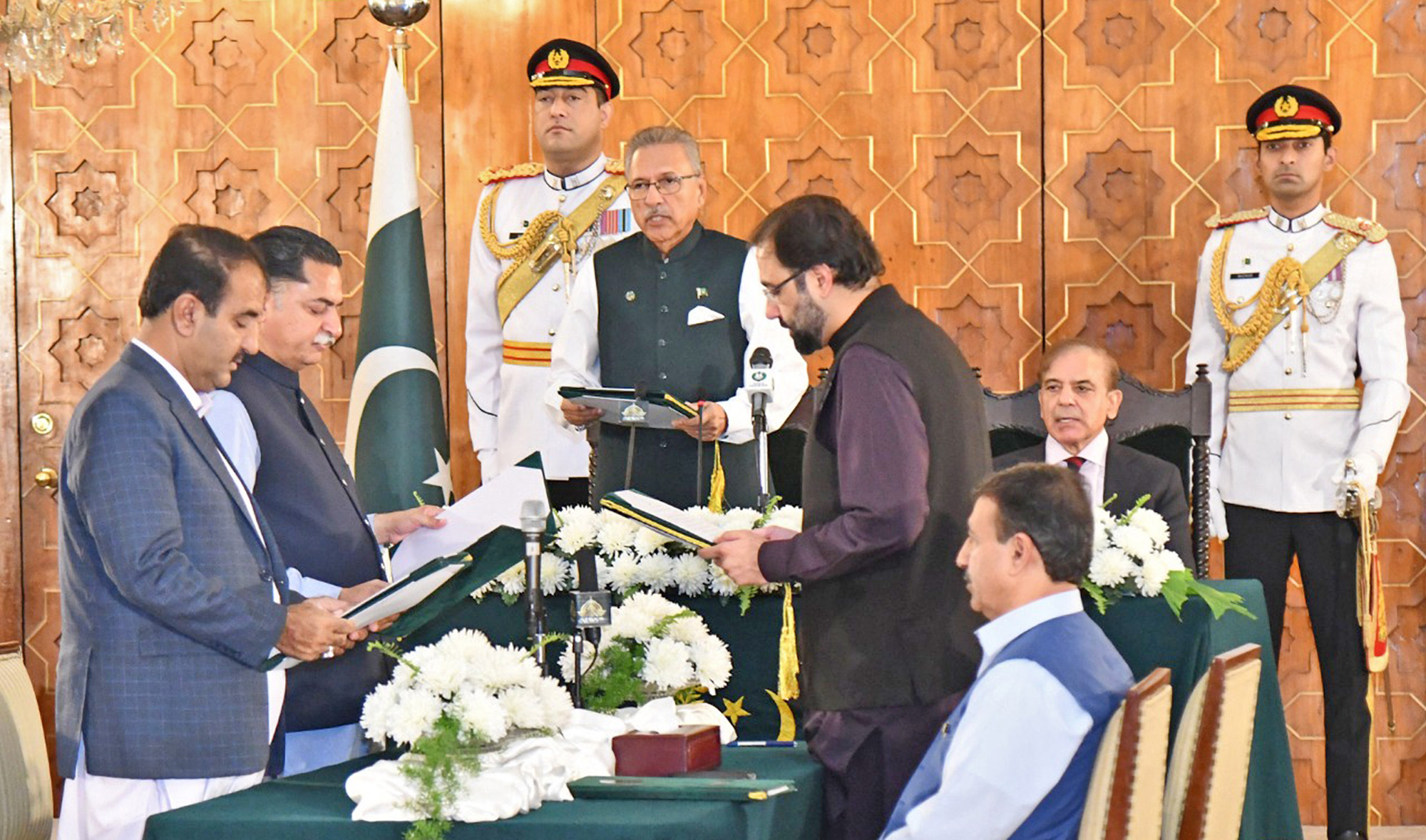 Pakistan President Dr. Arif Alvi administers oath to federal ministers at the Presidential Palace in Islamabad on April 22, 2022. (PID)