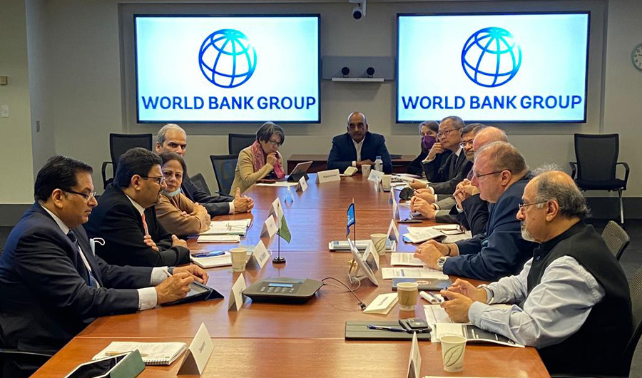 Pakistan's Federal Minister for Finance and Revenue Miftah Ismail (2nd from L) holds a meeting with World Bank officials in Washington on April 23, 2022. (Ministry of Finance)