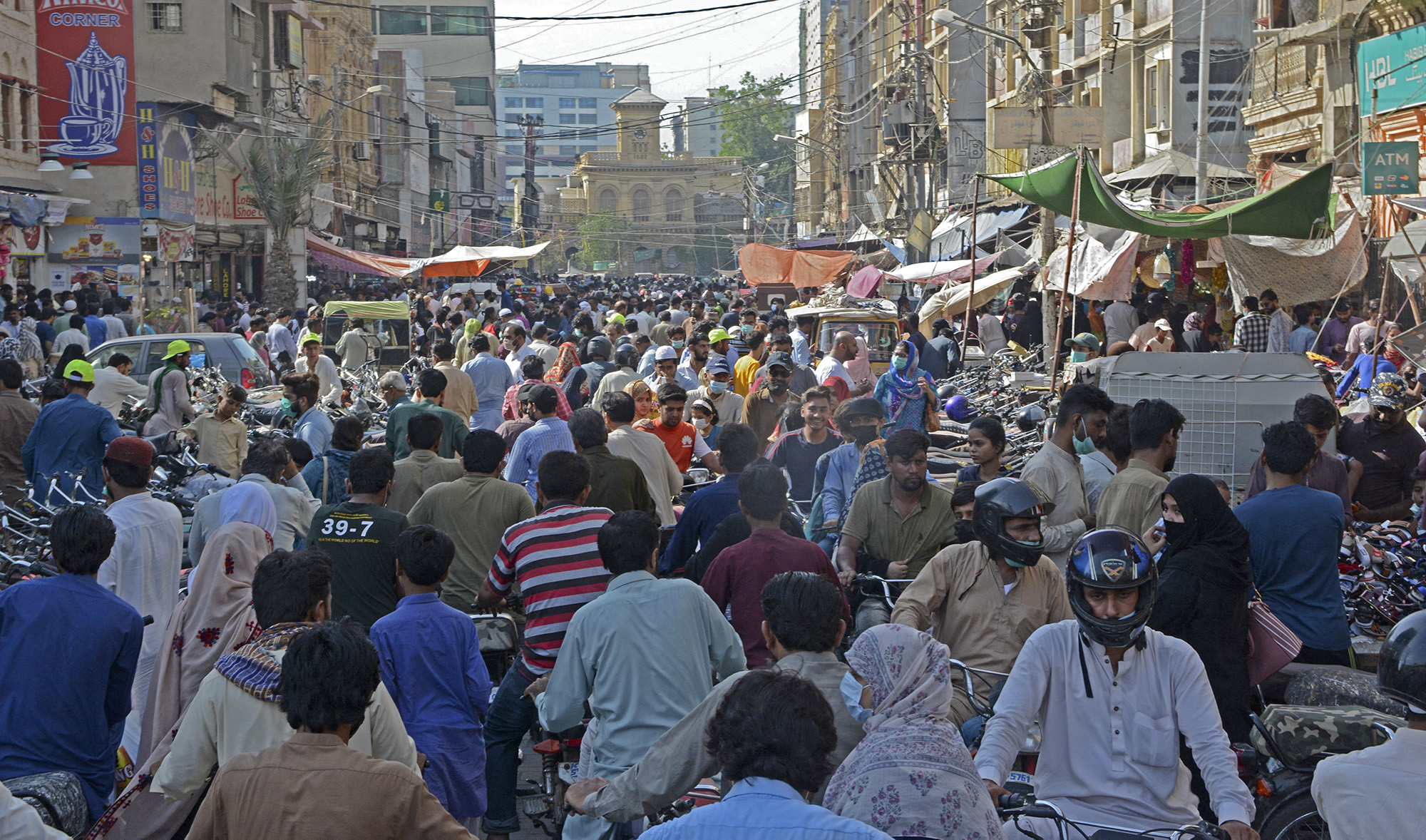 Shoppers throng a marketplace during the holy month of Ramadan ahead of the Eid al-Fitr festivities in Karachi, Pakistan, on May 8, 2021. (AFP/File)