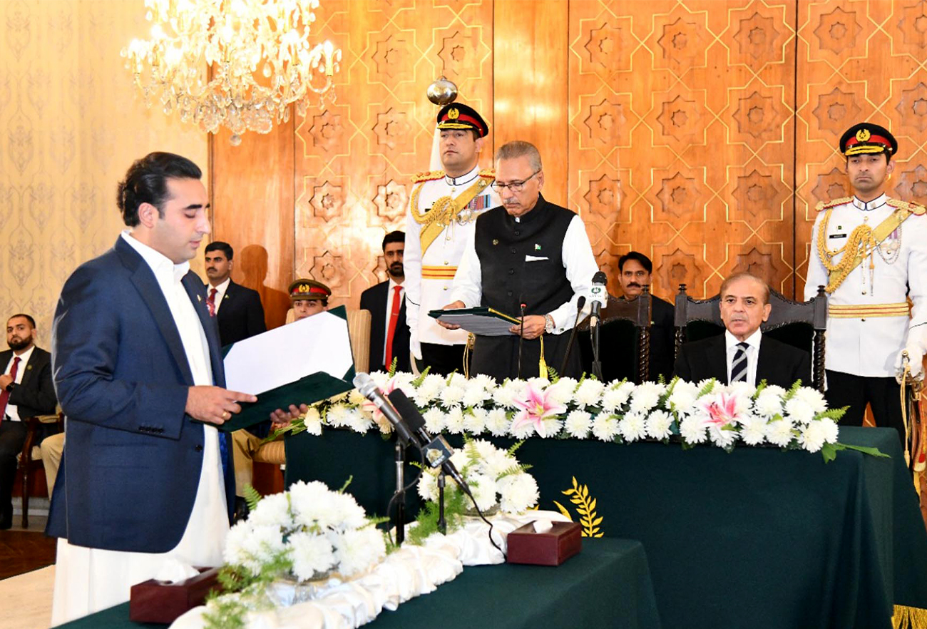 Pakistan Peoples Party Chairman Bilawal Bhutto-Zardari (left) takes oath in Islamabad on April 27, 2022. (PID)