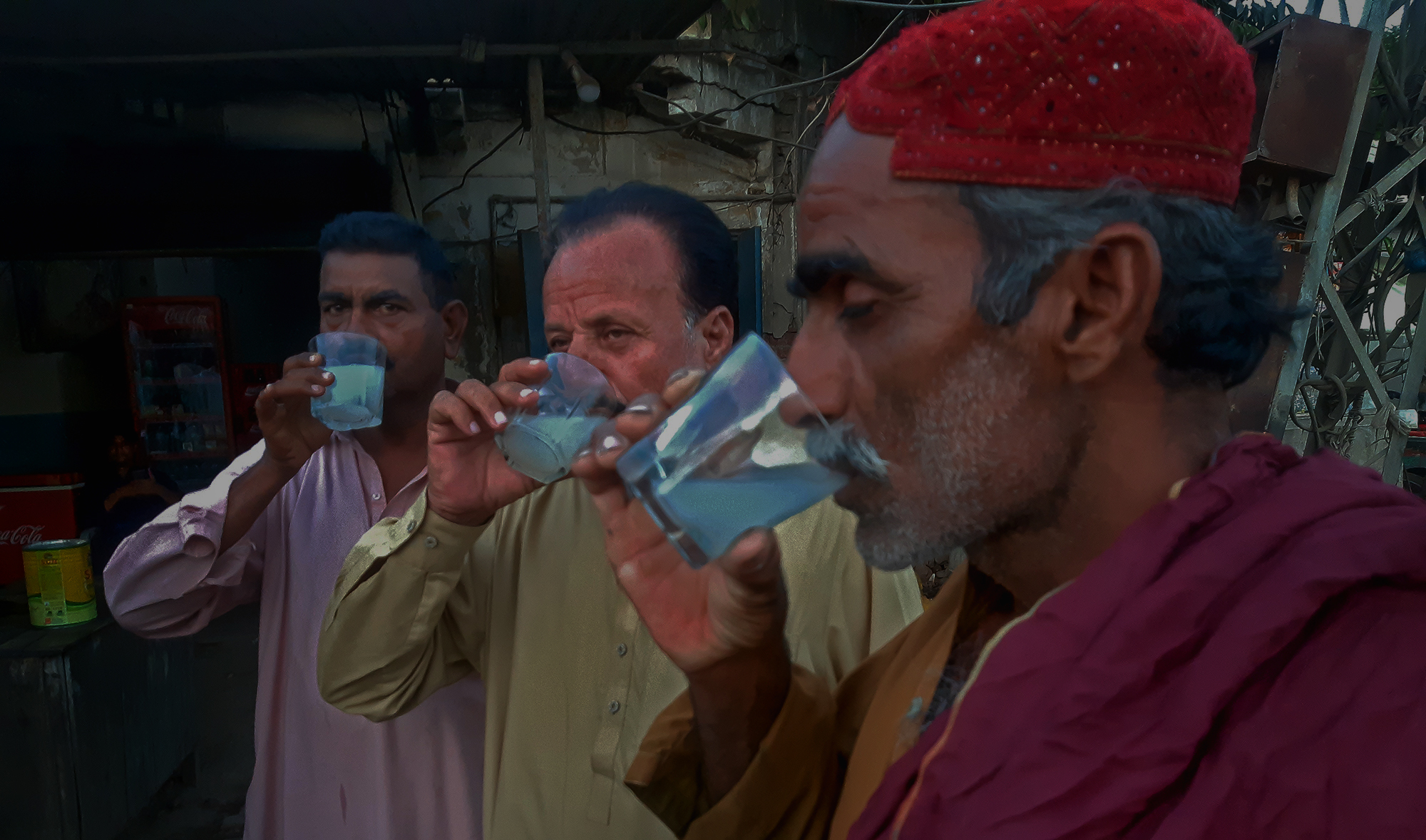 Pakistani men break their fast with Maaz Thadal drink at a roadside stall in Sanghar, Sindh, on April 27, 2022. (AN photo by Zulfiqar Kunbhar)