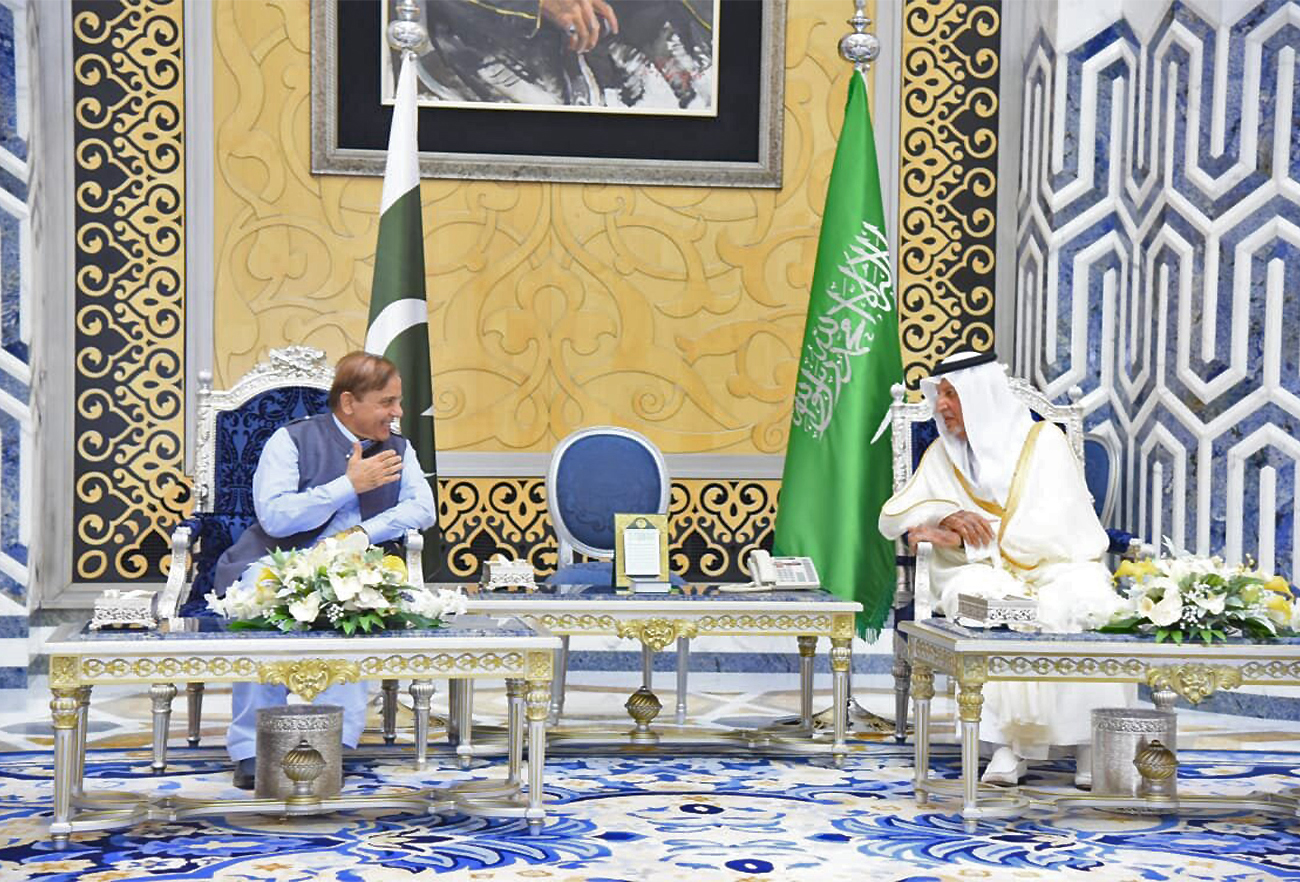 Pakistan Prime Minsiter Shehbaz Sharif (left) holds talks with Governor of Makkah Khalid Bin Faisal Al Saud in Jeddah, Saudi Arabia, on April 29, 2022. (@PakPMO/Twitter)