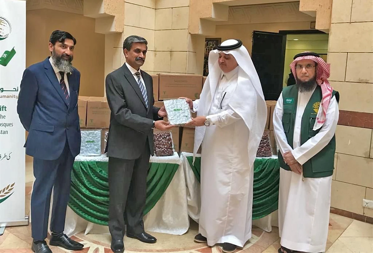 Saudi ambassador to Pakistan Nawaf bin Said Al-Malki (second from right) hands over 100 tons of dates to officials in Islamabad, Pakistan, on April 21, 2022. (AN Photo)