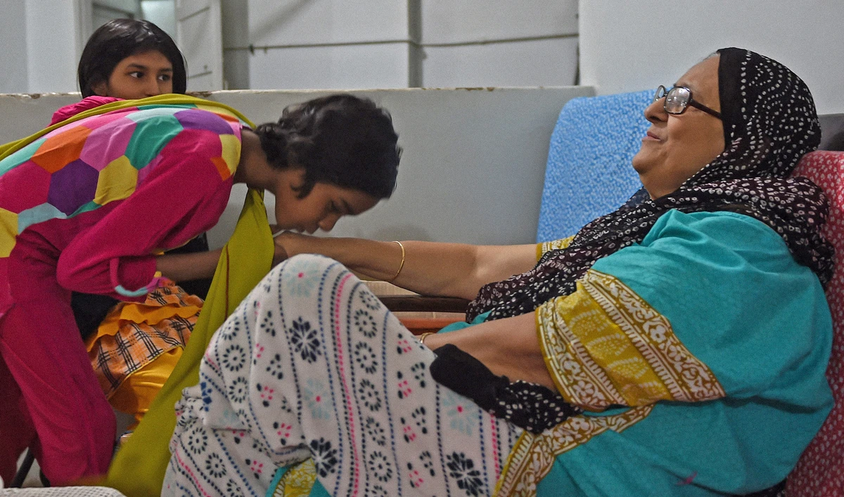 An orphaned child pays her respects to Bilquis Edhi at her charity office in the port city of Karachi, Pakistan, on February 15, 2016. (AFP/File)